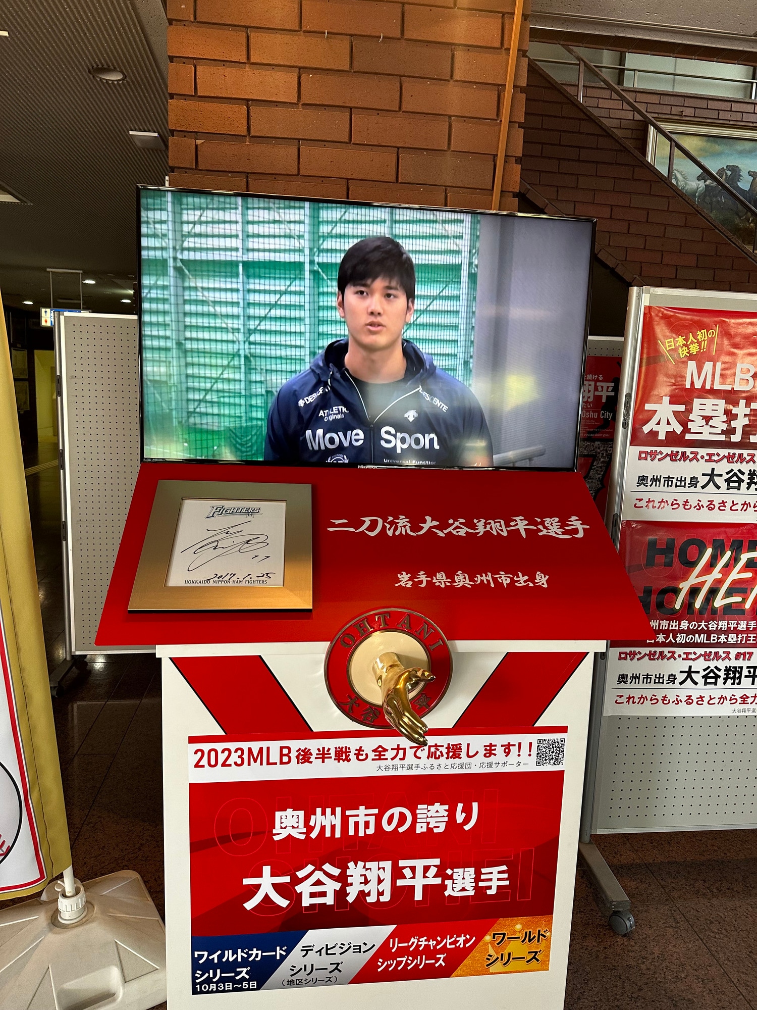 奥州市役所にて。手型をとった時の大谷選手。この動画で握手像が作られる工程が紹介される