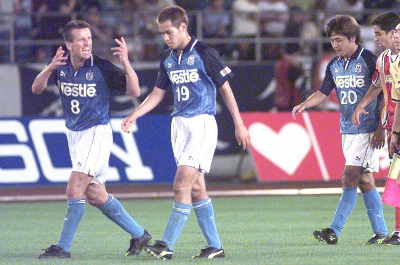 高原、田中誠らに檄を飛ばすドゥンガ ©JIJI PRESS