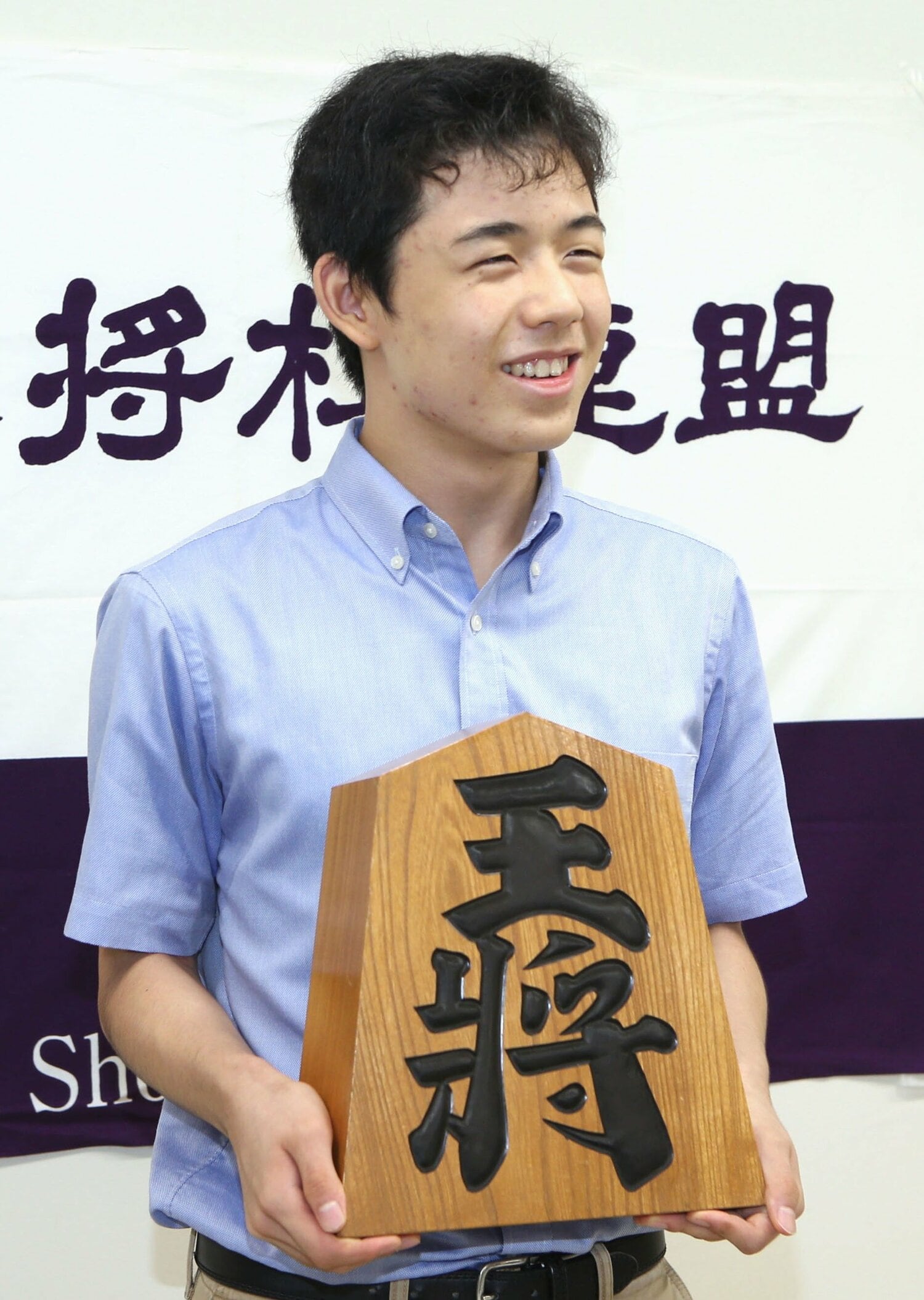 三段リーグを1期で抜けて会見に臨んだ際の藤井聡太　©Kyodo News