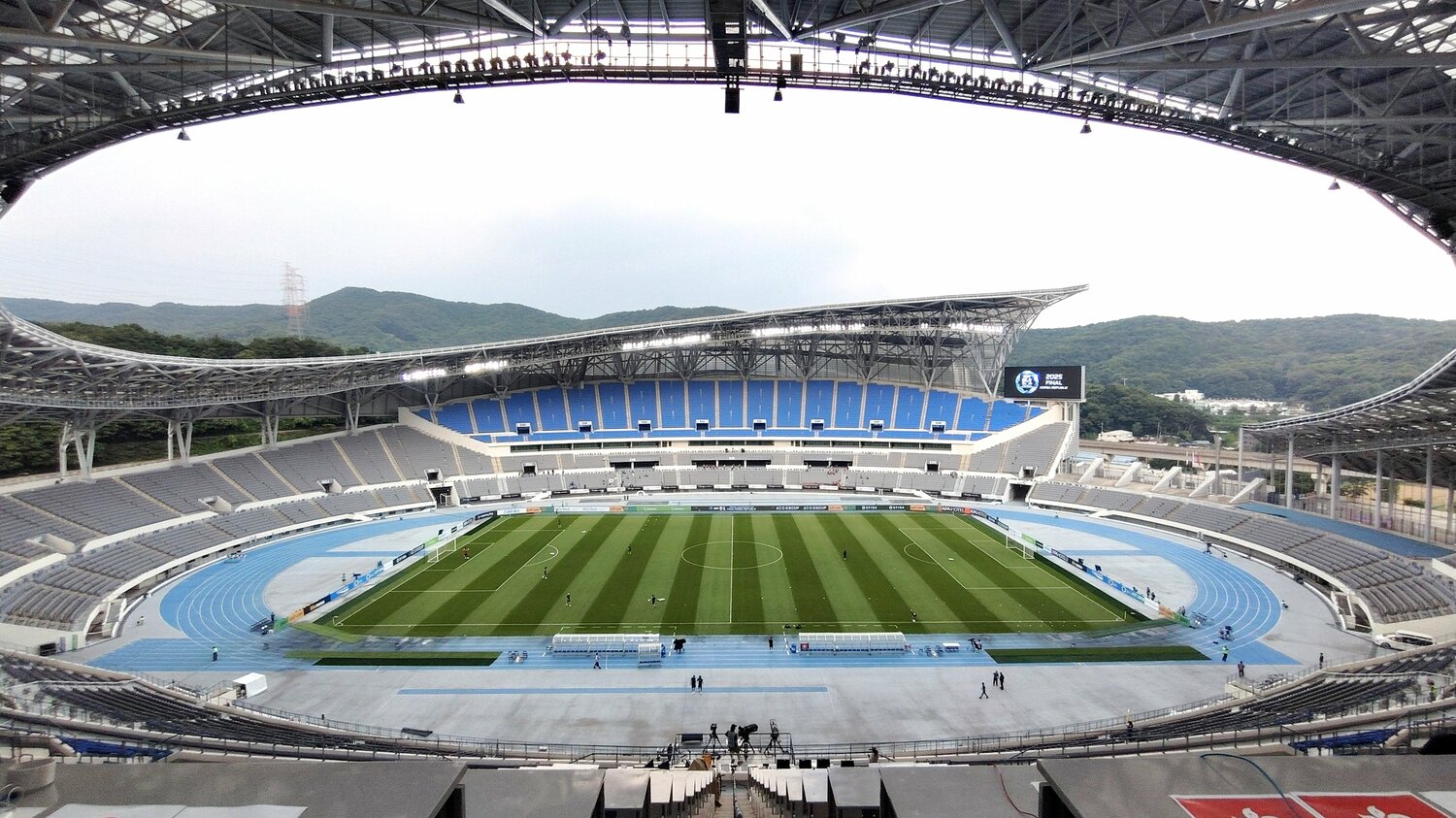 日本－香港が行われた龍仁ミルスタジアム（写真をクリック、スワイプするとトルシエが推奨する日韓戦スタメンなどもご覧になれます）　©JIJI PRESS