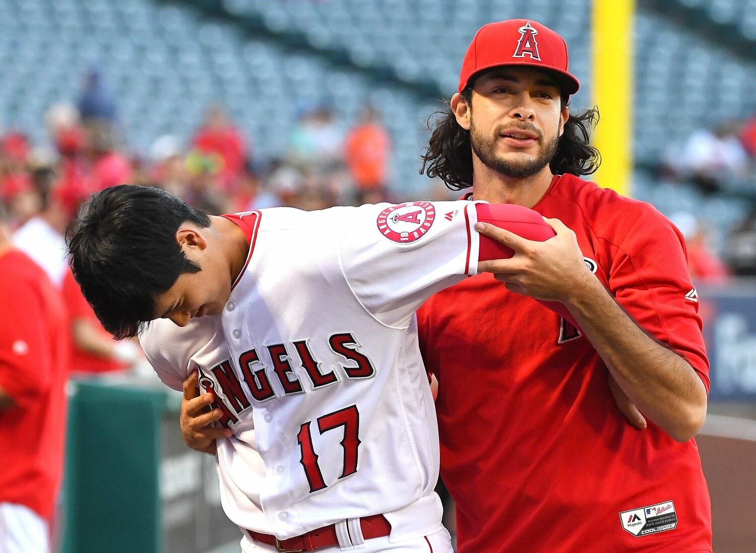 大谷とじゃれ合うノエ・ラミレス。お洒落な私服姿も印象的だった　©Getty Images