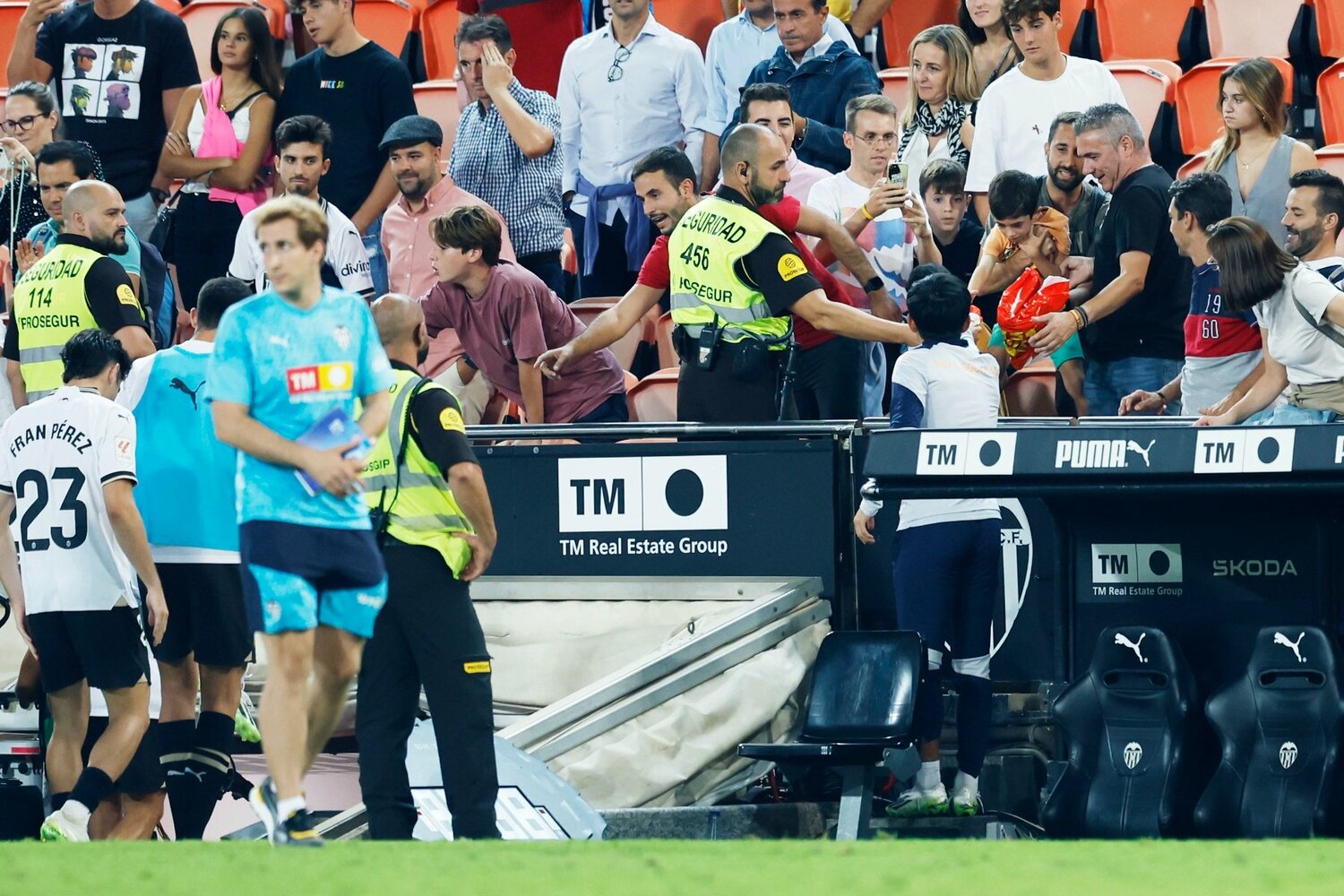 子供にユニフォームをプレゼントする久保