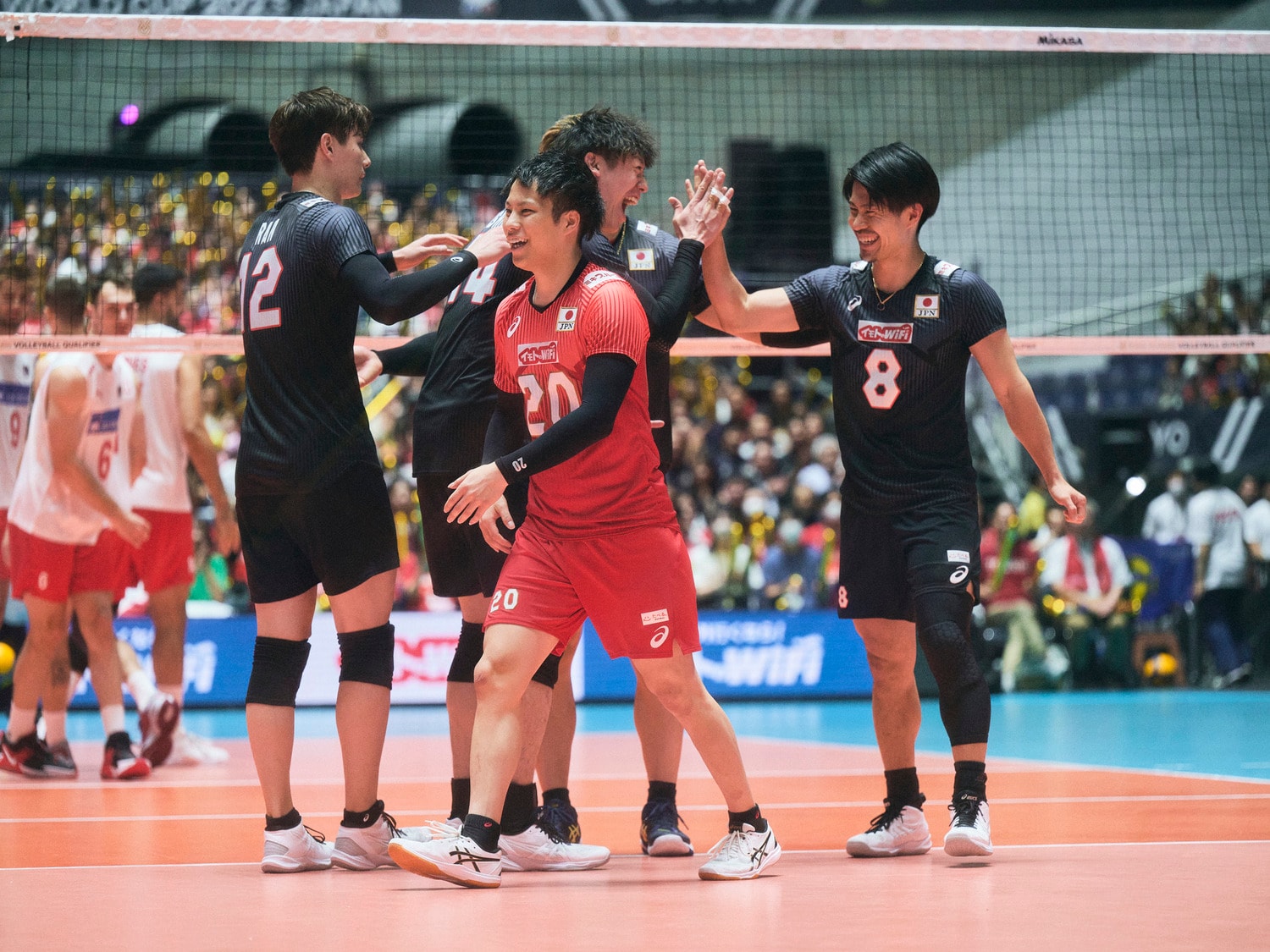 トルコ戦、石川祐希と笑顔でハイタッチする関田誠大　©︎Yuki Suenaga