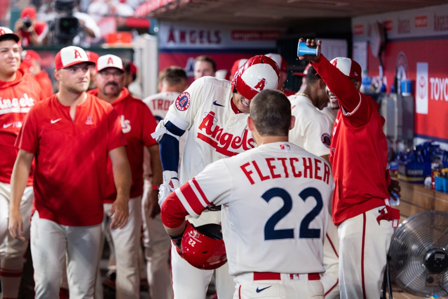 30号を放った直後、ベンチでチームメイトに水をかけられる　©Nanae Suzuki