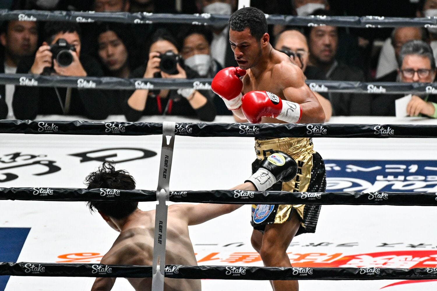 3ラウンド、カルロス・カニサレスのカウンターでダウンを奪われる　©Hiroaki Yamaguchi