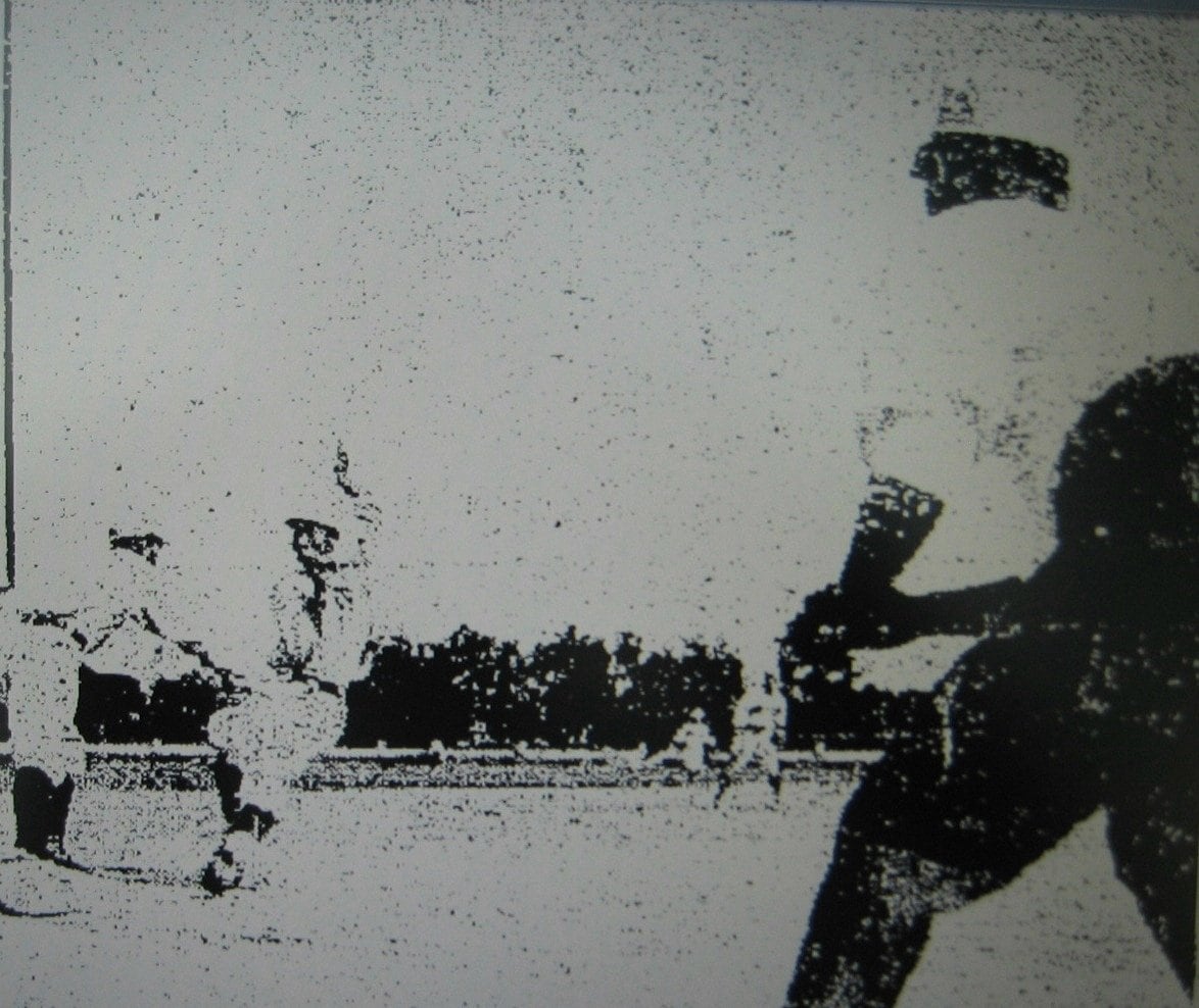 豊中運動場での第1回全国中等学校優勝野球大会の熱戦を伝える貴重な1コマ（1915年8月撮影）。ランナーが野手のタッチから逃がれようとしているところだろうか　©AFLO