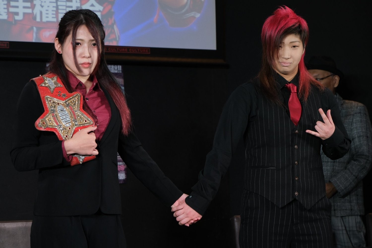 対戦に向けた調印式。急に手を握ってきた彩羽の揺さぶり（？）に戸惑う林下詩美