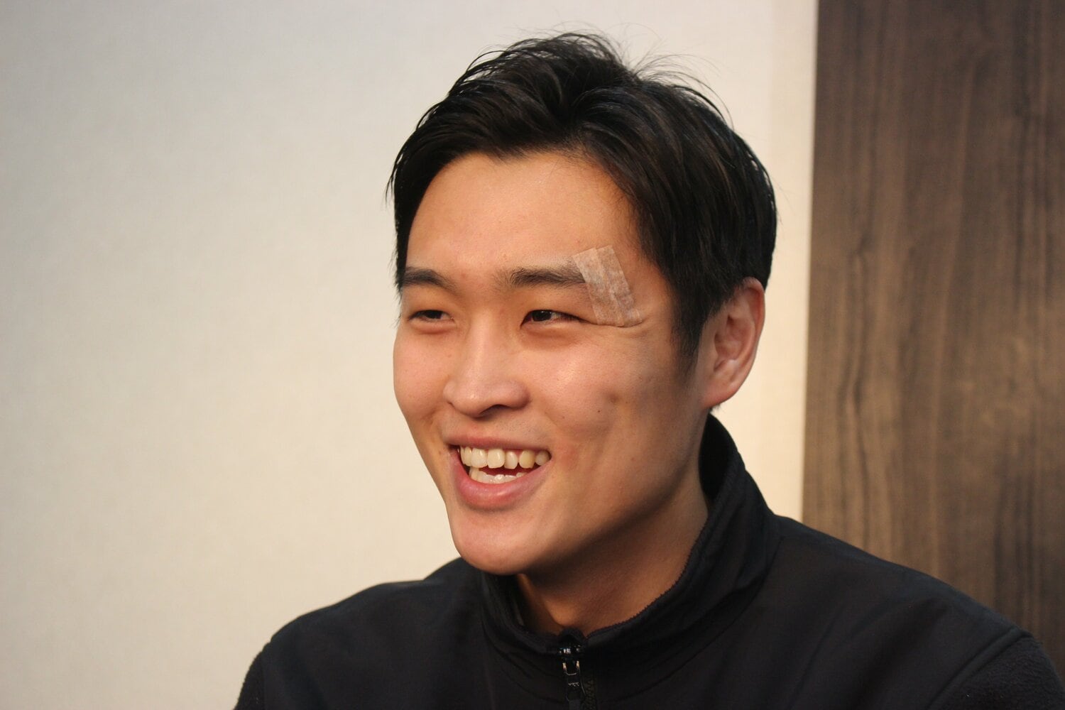 取材中に笑顔を見せる西田凌佑。虎視眈々と2階級制覇を狙っている　©Number Web