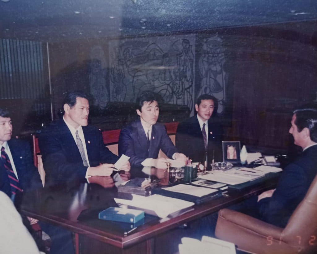 ブラジルのフェルナンド・コロール大統領を首都ブラジリアの大統領府に訪問。猪木の向かって右が弟の啓介さん。左が案内した日本人移民の成功者・尾西さん　©Hiroaki Sawada