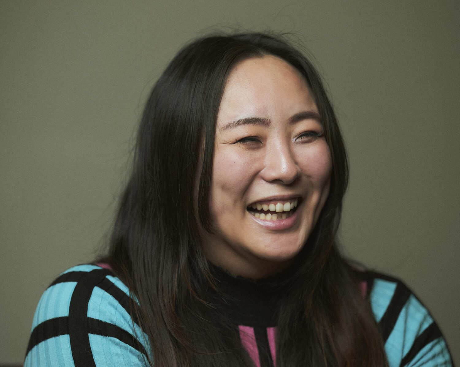 インタビューに答えるまなせゆうな　©Yuki Suenaga