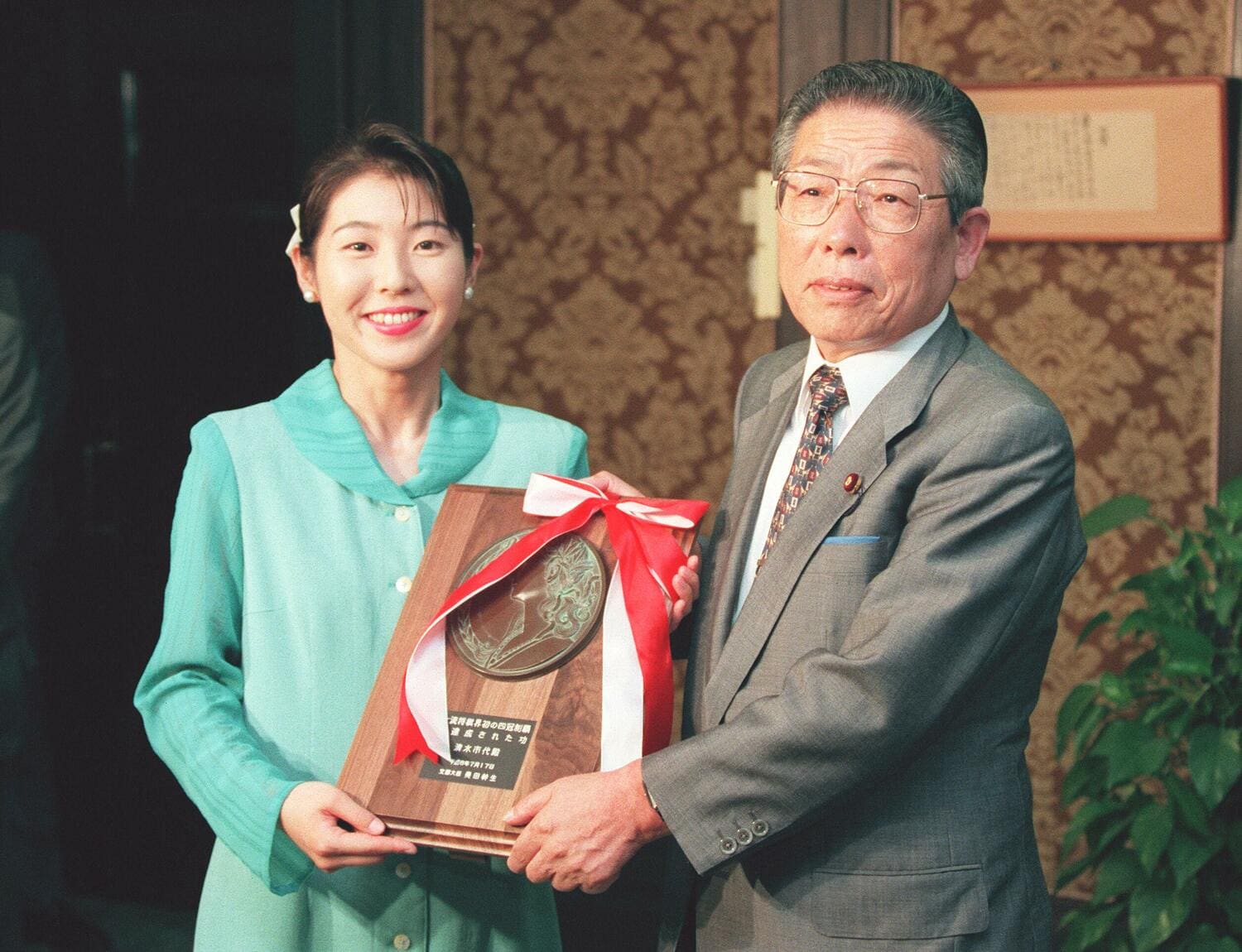 96年、女流棋士初となる四冠に輝いた清水を表彰する奥田幹生文相（当時）　©JIJI PRESS