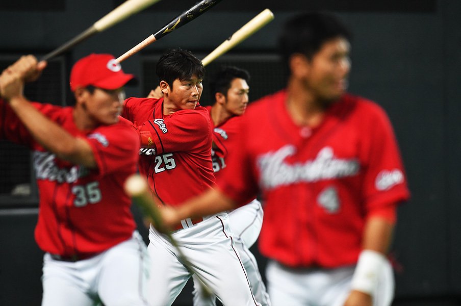 “仕掛けずバント”の広島は怖くない。崖っぷちの今こそ赤ヘル野球を貫け。＜Number Web＞ photograph by Hideki Sugiyama