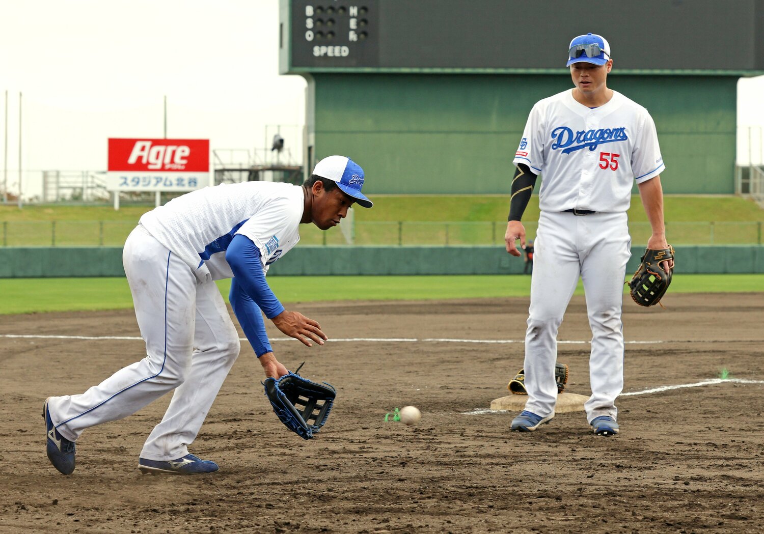 キャンプでは全体練習終了後に先輩の細川成也と守備練習を行う場面も　©JIJI PRESS