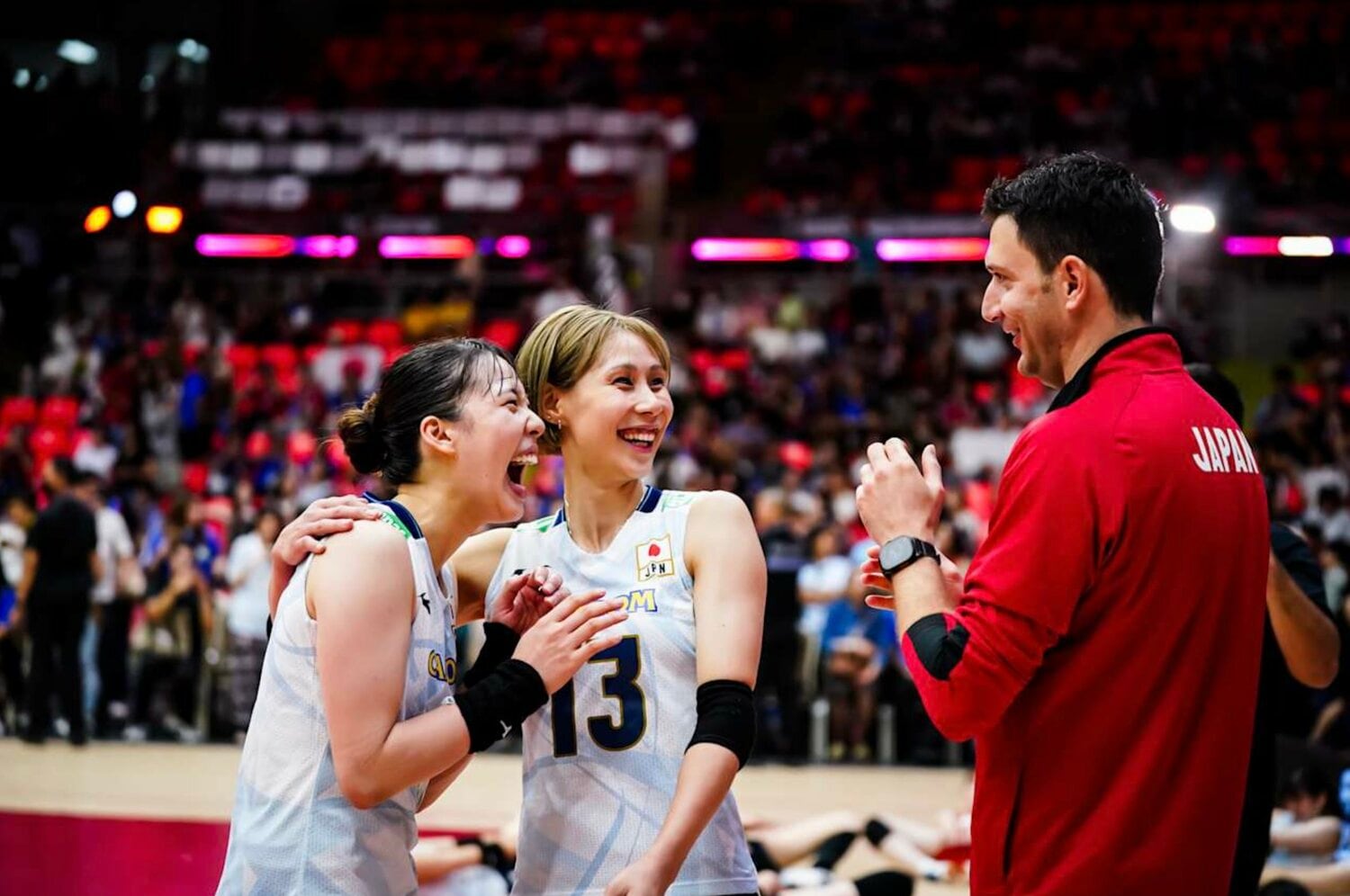 試合後、アクバシュ監督と笑顔で言葉をかわす関菜々巳（左）と和田由紀子　©︎Volleyball World