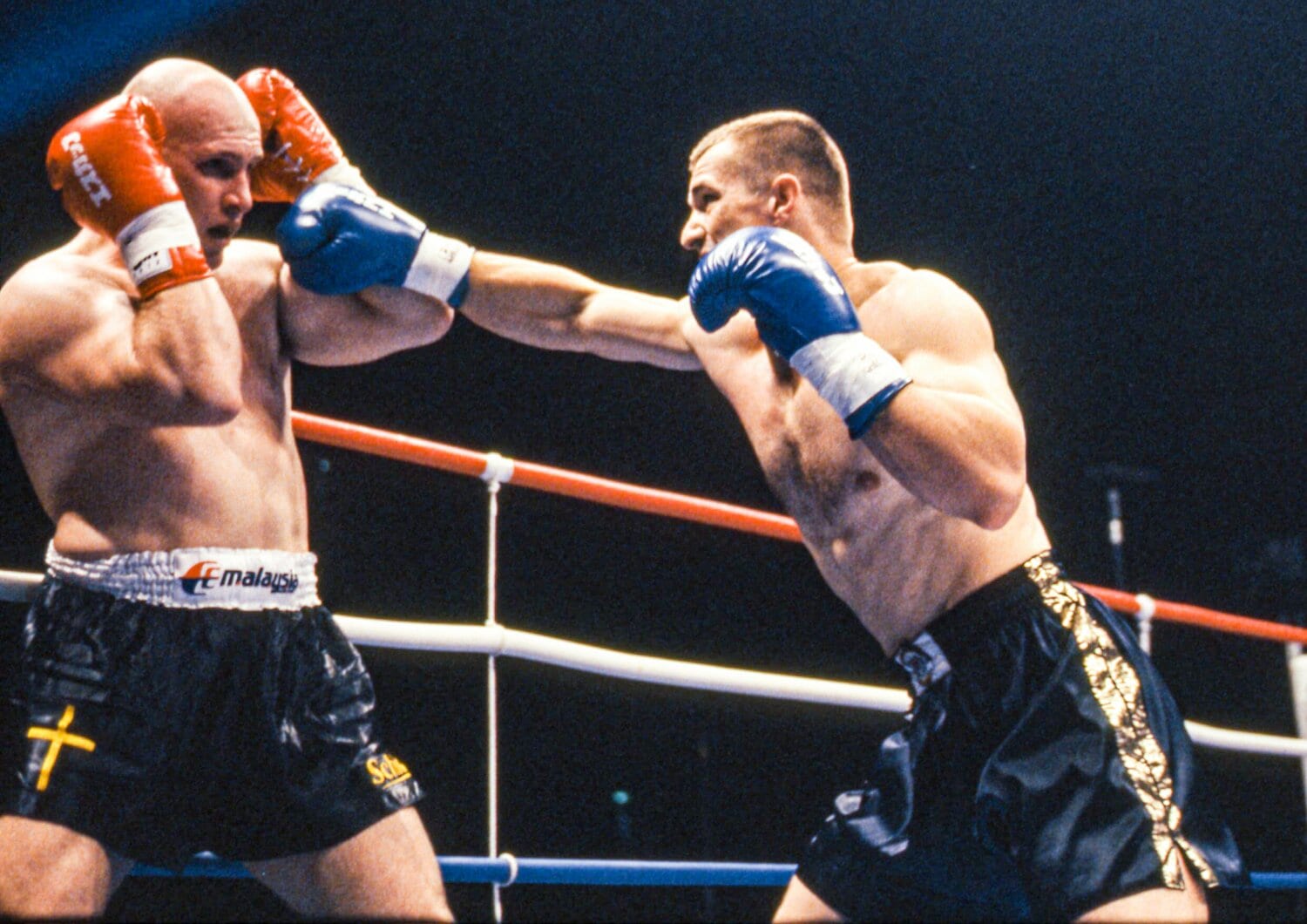 マイク・ベルナルドを攻め立てるミルコ　©Susumu Nagao