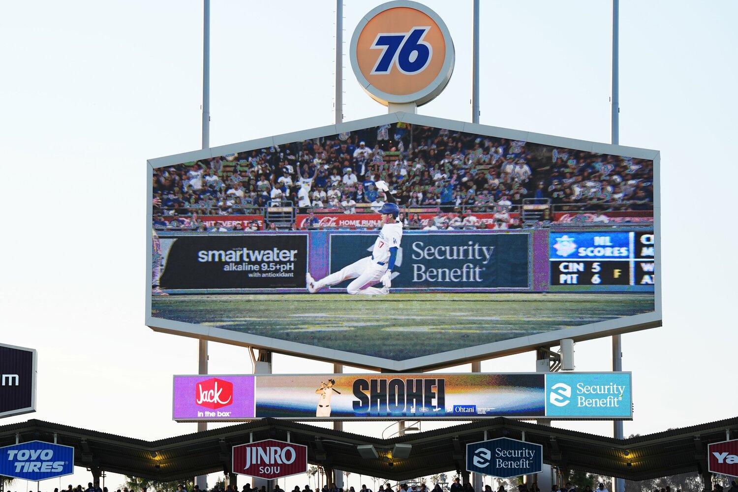 アスレチックス戦の1回、大谷の打席の前に50本塁打、50盗塁のダイジェストの映像がバックスクリーンに流れた ©︎Shizuka Minami