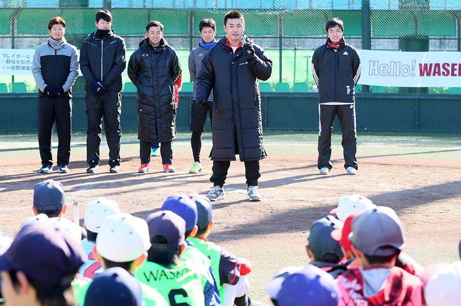 2016年、斎藤(左から3人目)は青木宣親、和田毅(右端)ら早大OBとともに野球普及のイベントに参加していた ©Sankei Shimbun