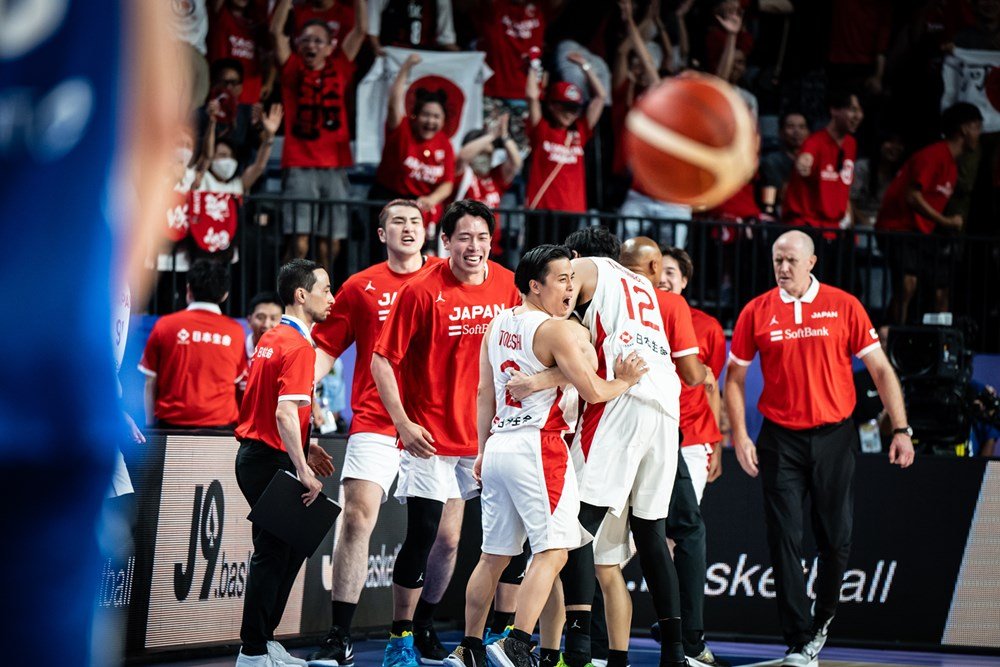 Ｗ杯で五輪切符を手にし、喜びを分かち合う富樫たち　©︎FIBA