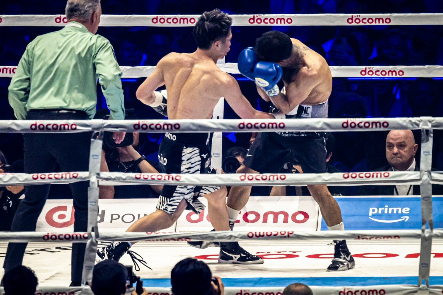 ネリに強烈なボディを打ち込む井上尚弥　©Takuya Sugiyama