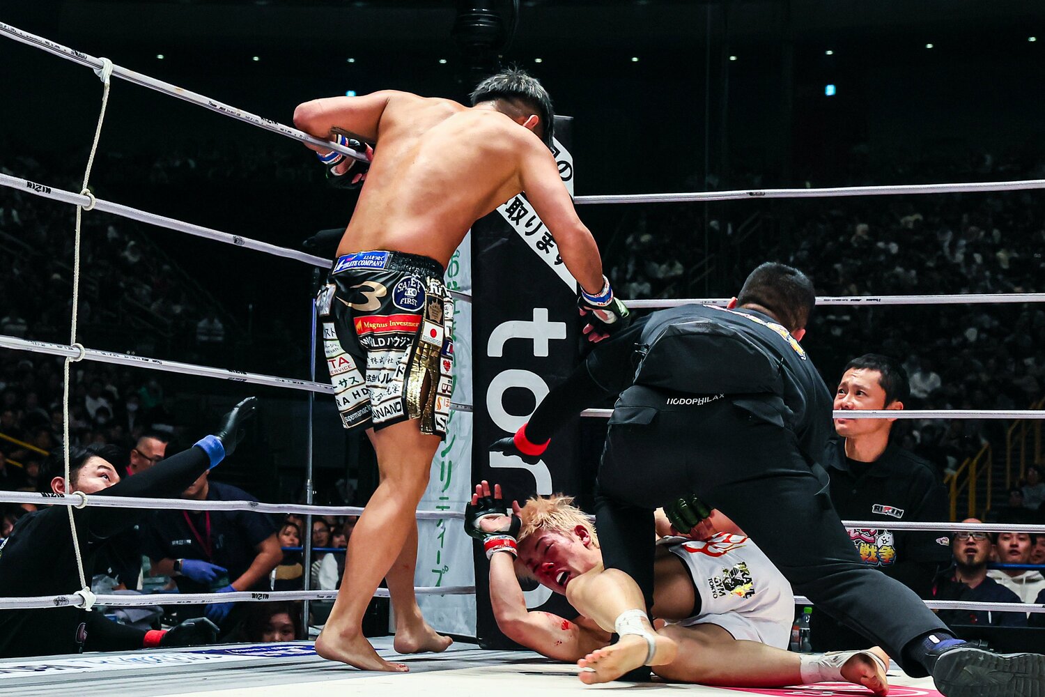 サッカーボールキックからのKOの瞬間 ©RIZIN FF Susumu Nagao