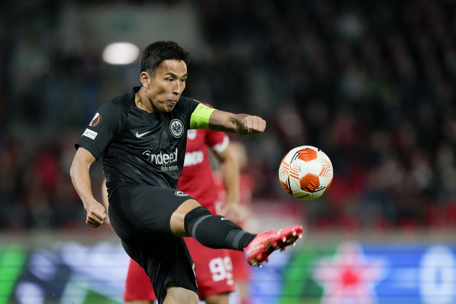 適したタイミングでプレーができる長谷部を、ドイツメディアは「時間に正確」と評する　©Getty Images