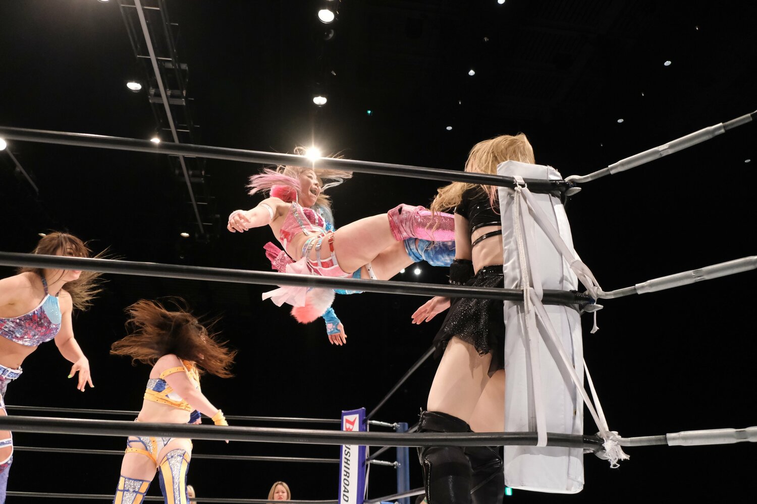 コーナーの鹿島に串刺しドロップキックが炸裂