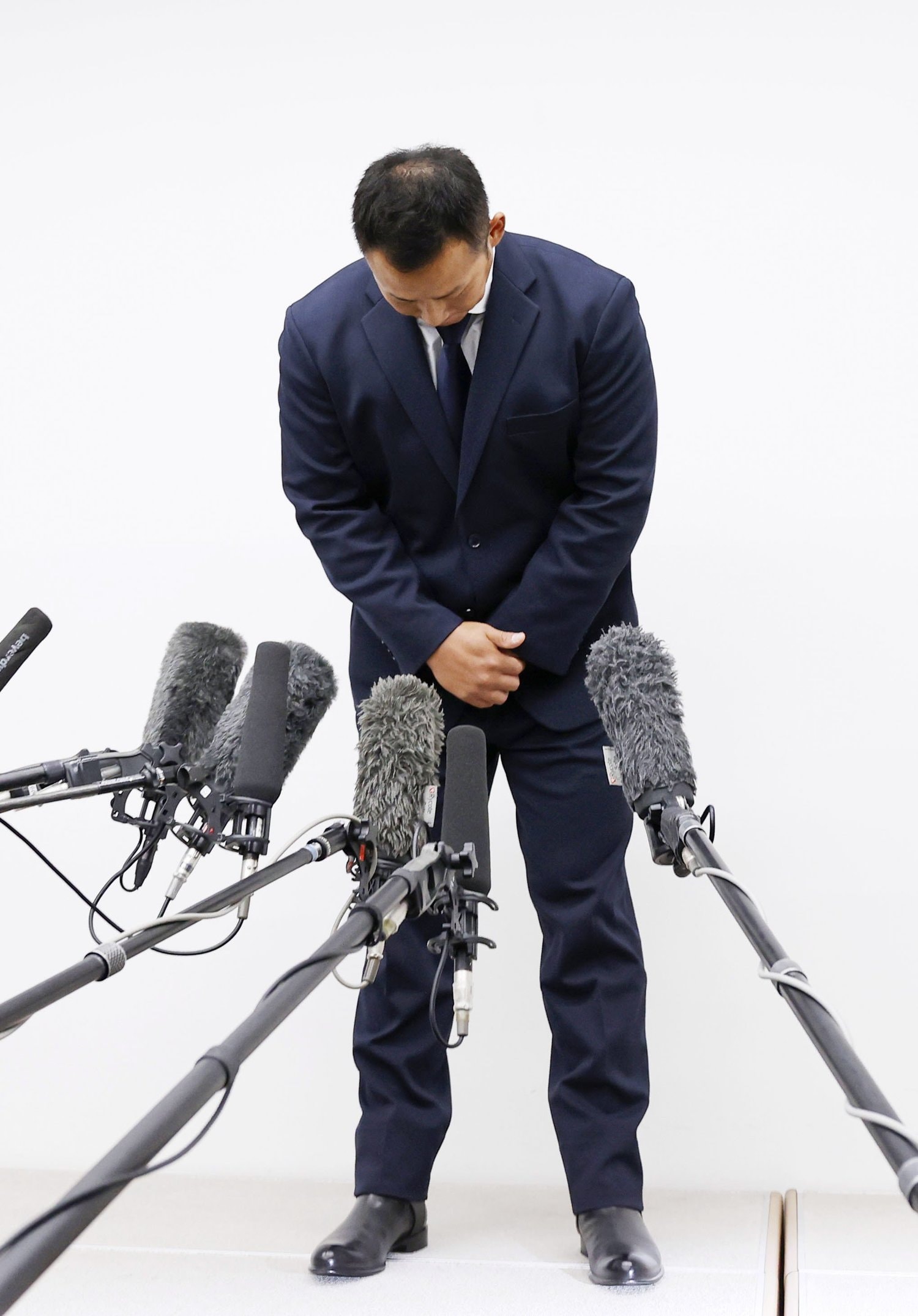 巨人への移籍会見の冒頭で頭を下げる中田翔　©️KYODO