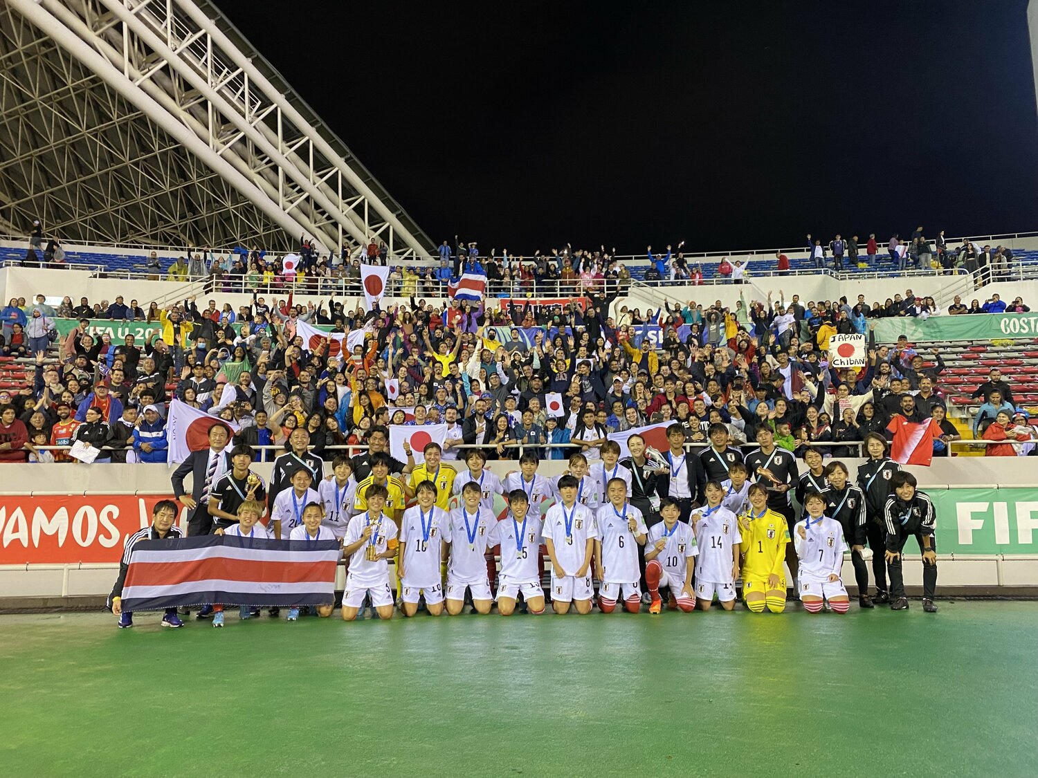 決勝戦後、声援を送ってくれた現地サポーターたちと一緒に写真に収まったU-20日本女子代表 ©︎JFA/PR