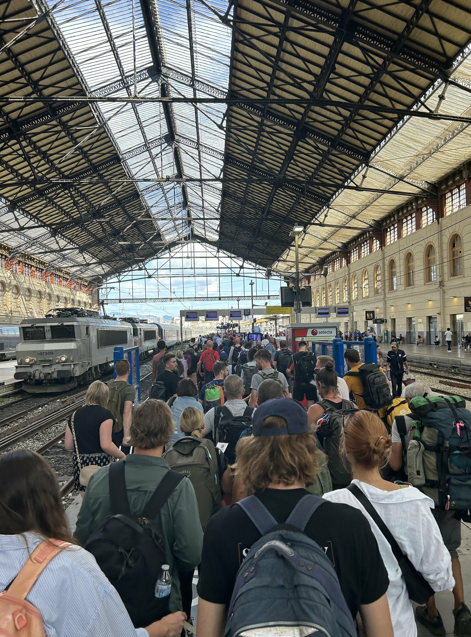 遅延のせいか、マルセイユの駅は大混雑だった