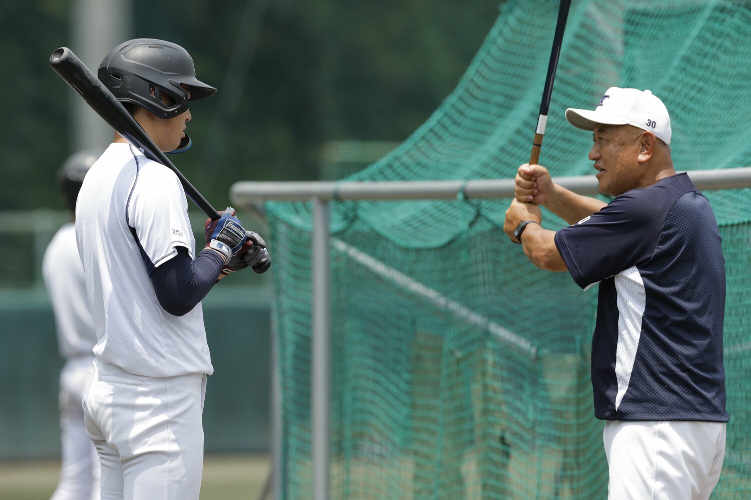 清原正吾に打撃指導を行う慶大・堀井哲也監督（今年6月撮影） ©Shigeki Yamamoto