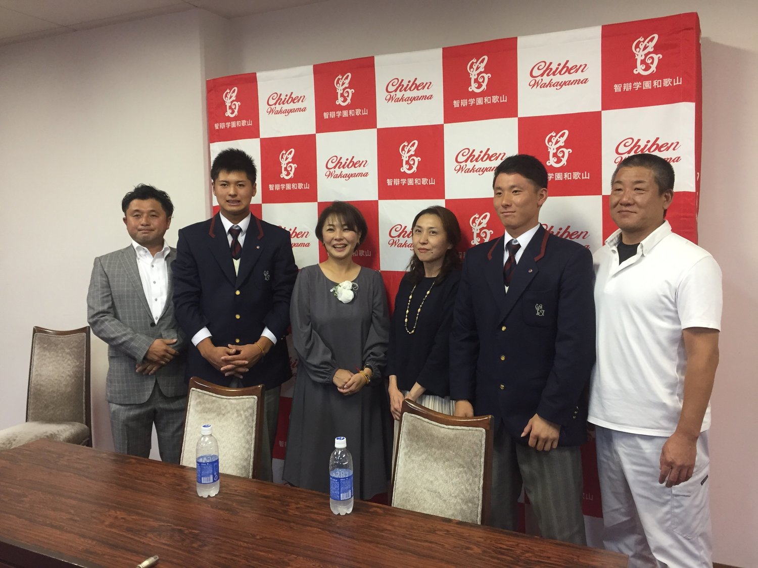 DeNAに指名された東妻とともに両親と記念撮影する黒川。2位指名に父・洋行さん（左）も驚いた様子だった　©Noriko Yonemushi