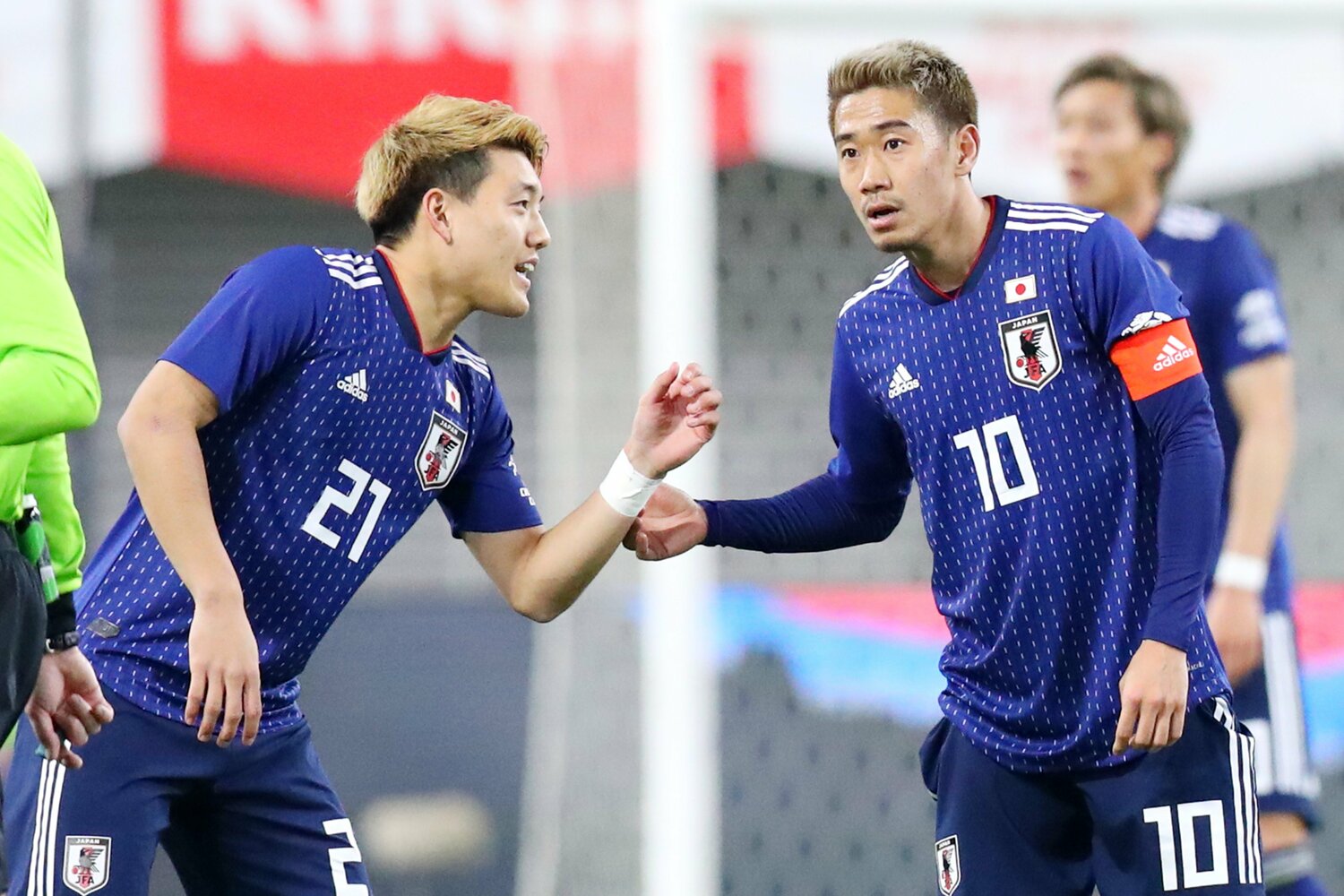 2019年3月シリーズの堂安と香川　©Naoki Nishimura/AFLO