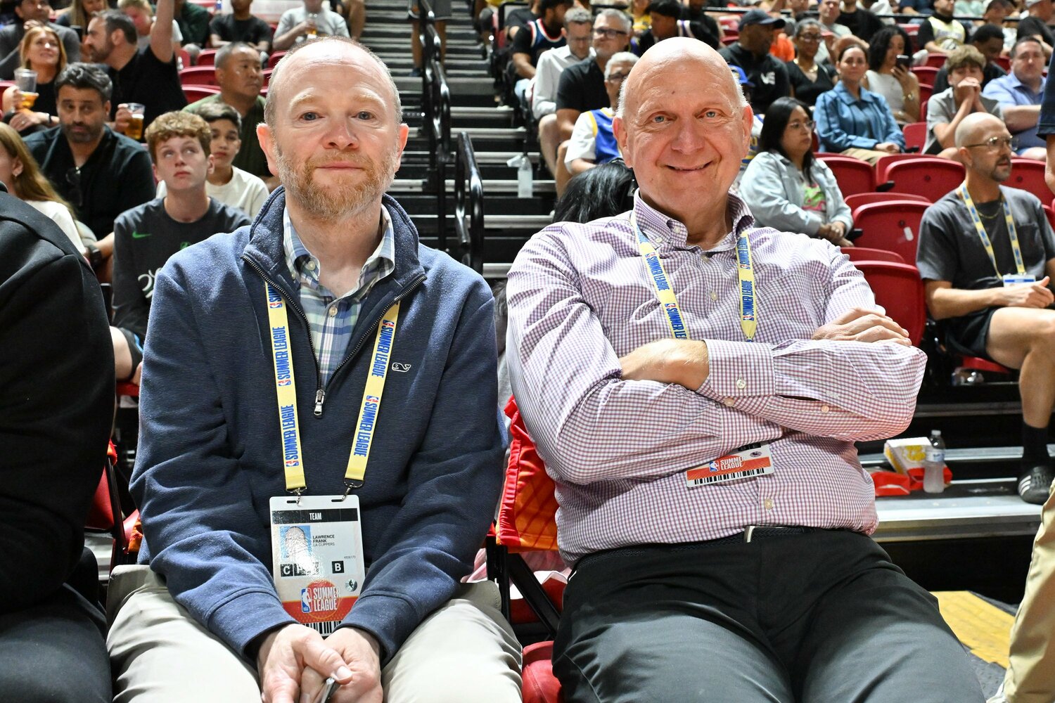 クリッパーズの球団社長、ローレンス・フランク（左）とサマーリーグを観戦するスティーブ・バルマー（2026年7月） ©︎Allen Berezovsky/Getty Images_