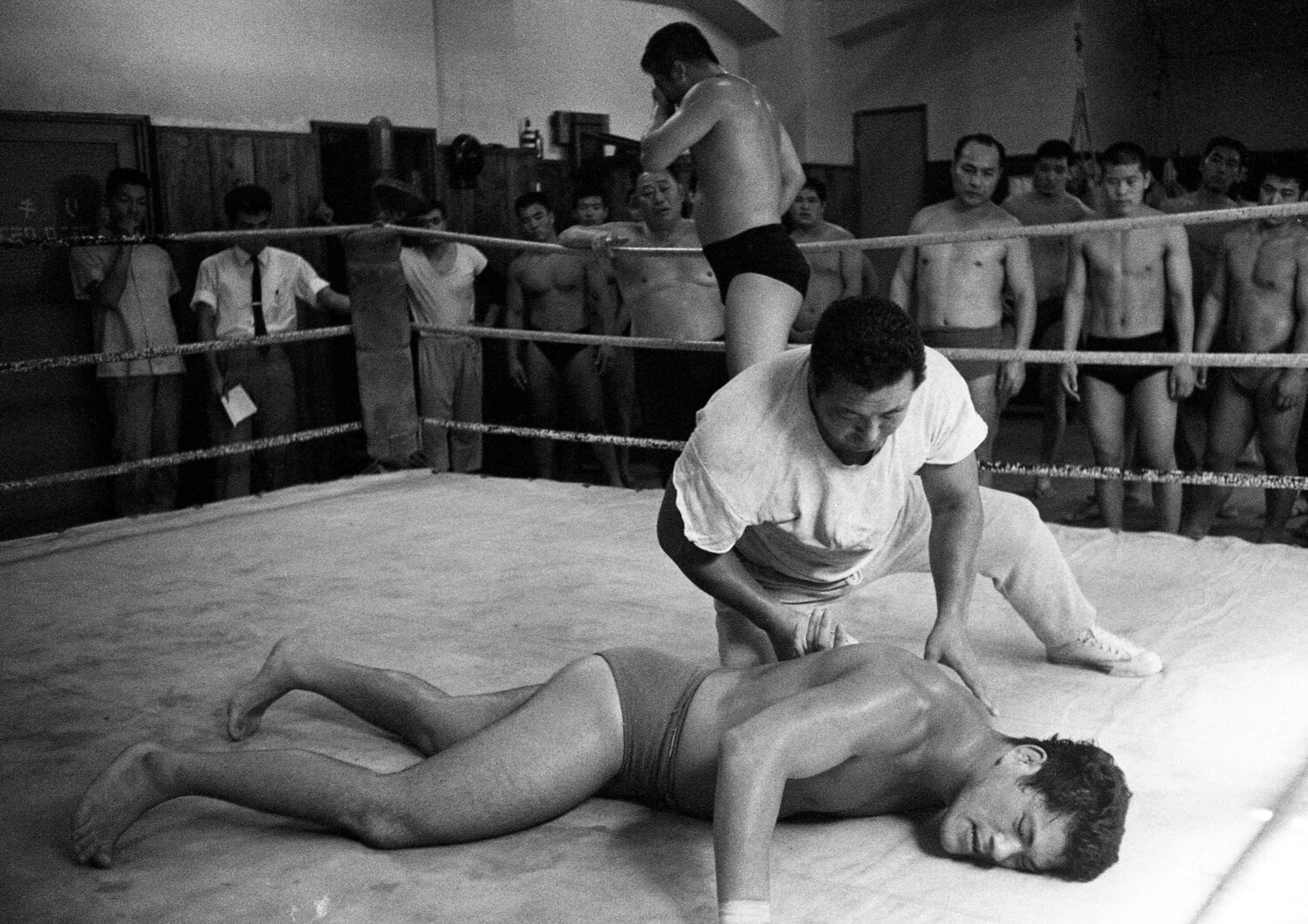 リキスポーツパレスでの練習中。力道山が猪木を指導する（1963年撮影）　©Getty Images