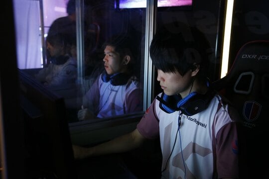 チームの5人がそれぞれブースに入り、試合中はボイスチャットで作戦の相談や伝達をする。(c)SANKO.INC