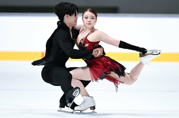 不可能を可能にした「奇跡」の裏に“羽生結弦メソッド” 紀平梨花＆西山真瑚組がカップル結成約1年で国際大会8位「紀平が足を西山の首にかけ…」 
