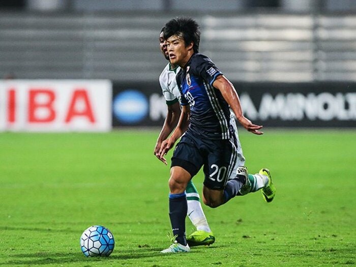 U-19岩崎悠人は劣悪ピッチ大歓迎！土グラウンドで磨いた俊足、粘り腰。＜Number Web＞ photograph by AFLO