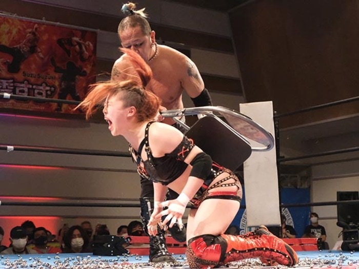 「いつか、傷だらけの背中でウェディングドレスを」 18歳の女子レスラー・鈴季すずが大流血を「嬉しい」と語る理由<Number Web> photograph by Norihiro Hashimoto