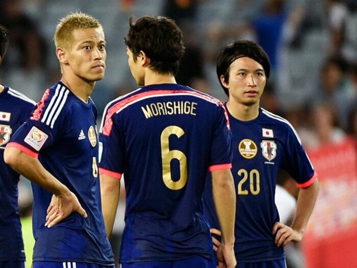 球際を、強さではなくうまさで制す。本田が柴崎に求める世界への“慣れ”。<Number Web> photograph by Takuya Sugiyama