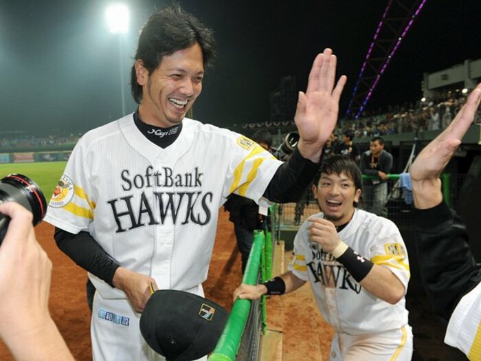 復活を期す新垣渚が杉内から託された“思い”。～“43勝投手”が抜けた後で～＜Number Web＞ photograph by KYODO