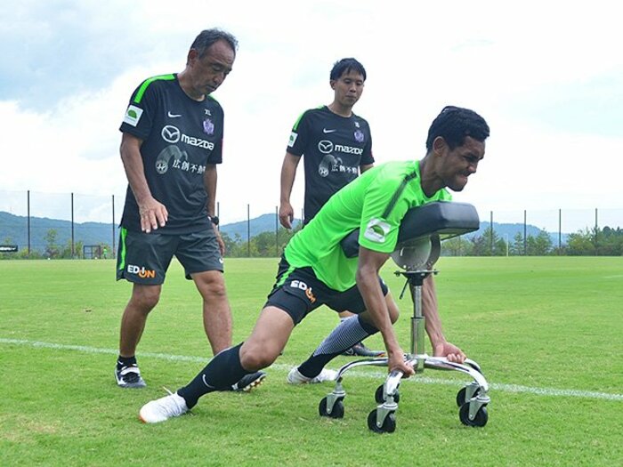 J1首位・広島をお尻から支える池田誠剛コーチと「座らない椅子」。<Number Web> photograph by Toshihide Ishikura