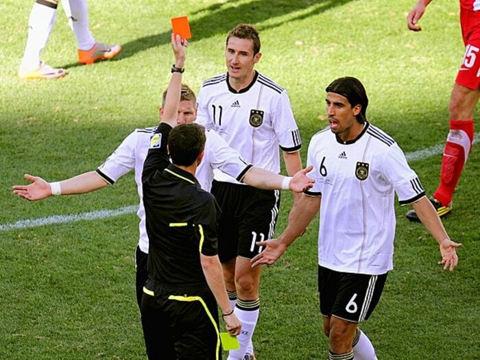 退場者続出の南アにおけるジャッジ。岡田ジャパンの意外な弱点がそこに！＜Number Web＞ photograph by Getty Images