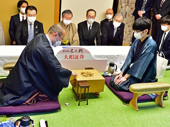 端正な「西の将棋王子」は料理好き+扇子の柄に注目? 実力派・斎藤慎太郎八段(28)の素顔〈渡辺明名人に2期連続挑戦〉<Number Web> photograph by 日本将棋連盟