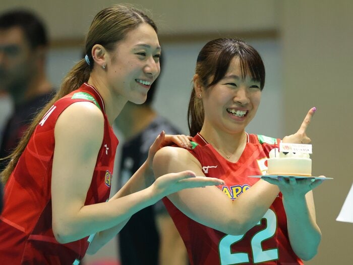 「やっぱり真佑にはバレてるんだなぁ」女子バレー主将・石川真佑と“159cmセッター”中川つかさ25歳コンビの絆…ライバルが最強の仲間になった夏＜Number Web＞ photograph by YUTAKA/AFLO SPORT