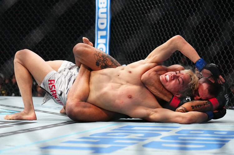 朝倉海の顔が真っ赤になって…」右腕一本で衝撃の失神…“異例のUFC王座