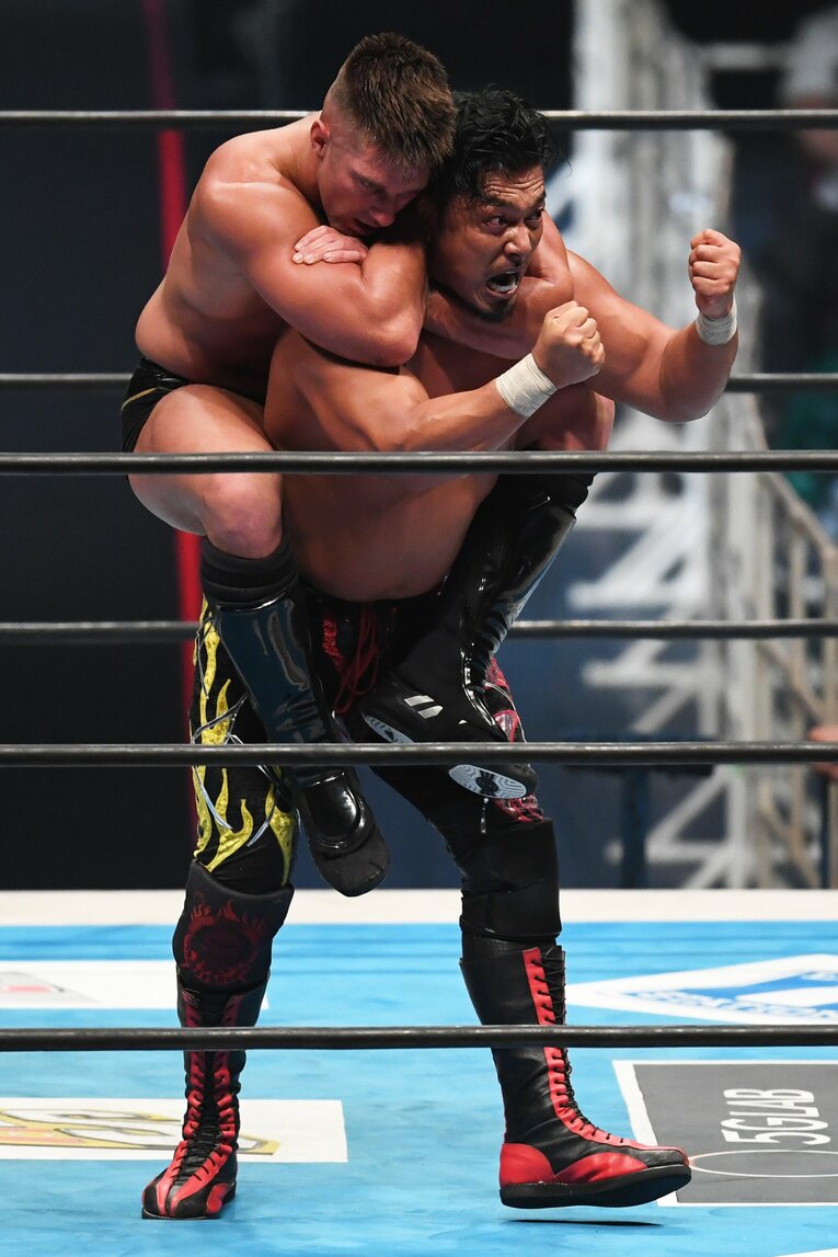 鷹木信悟へのチョークスリーパー