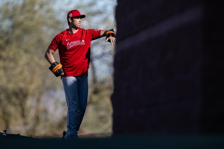 ボクシンググローブのような器具を用いて練習　©Nanae Suzuki