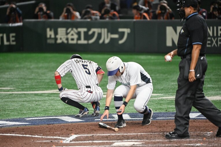 プレミア12米国戦、死球を受けた五十幡。イタタタ……　©Nanae Suzuki