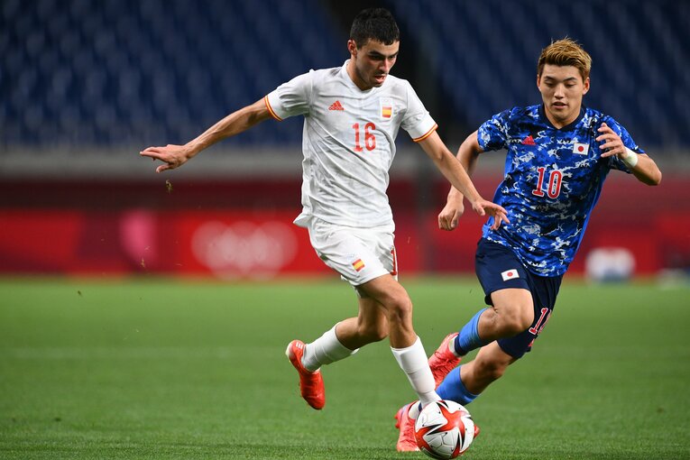 東京五輪の準決勝でボールをキープするペドリ（バルセロナ）　©JMPA