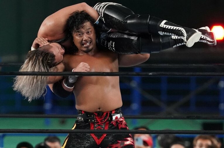 9月5日、新型コロナウイルスからの復帰戦にて、EVILにラスト・オブ・ザ・ドラゴンを仕掛ける鷹木信悟 ／ photograph by Essei Hara